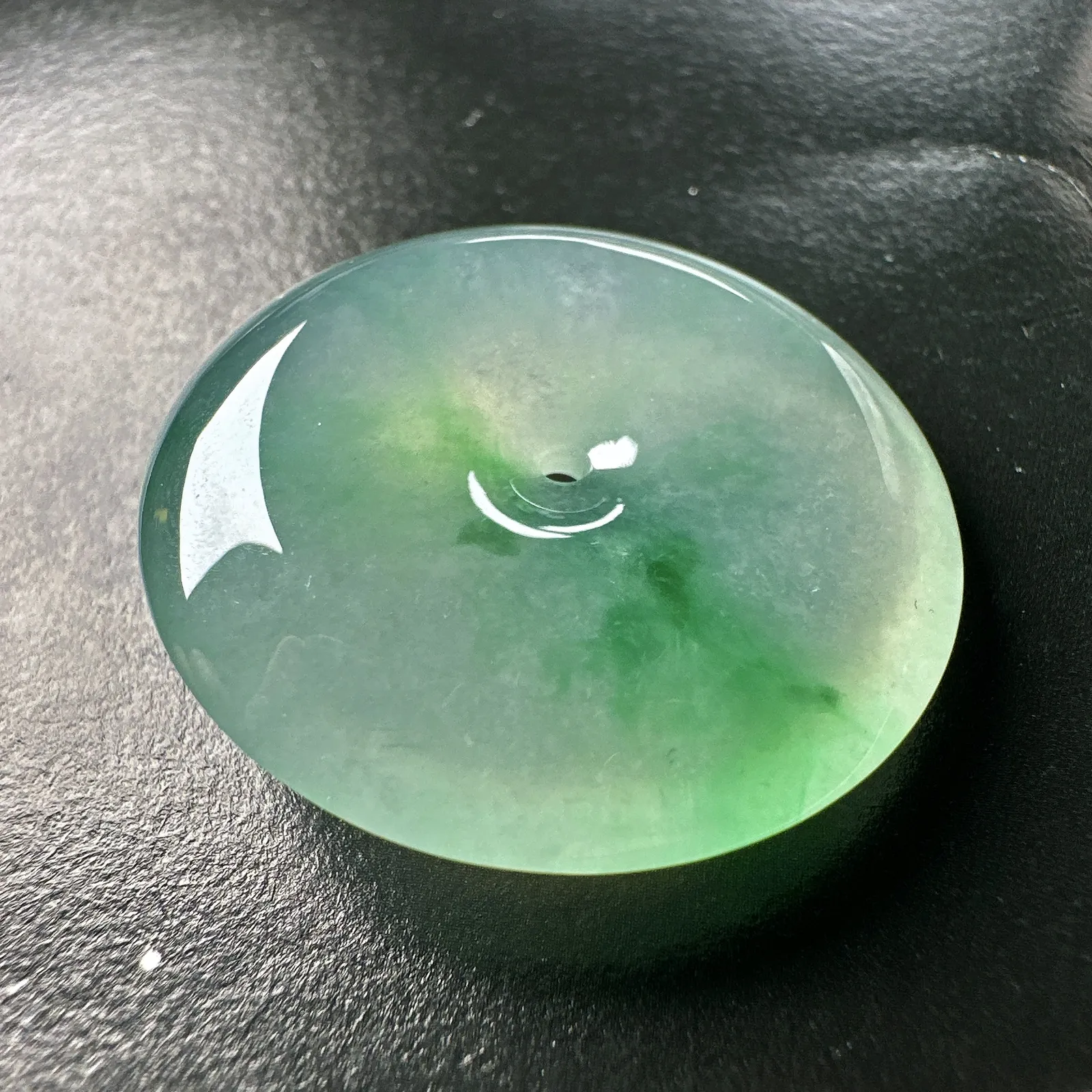 【冰种飘绿平安扣】质地非常细腻，冰润十足，种老冰透，荧光闪耀