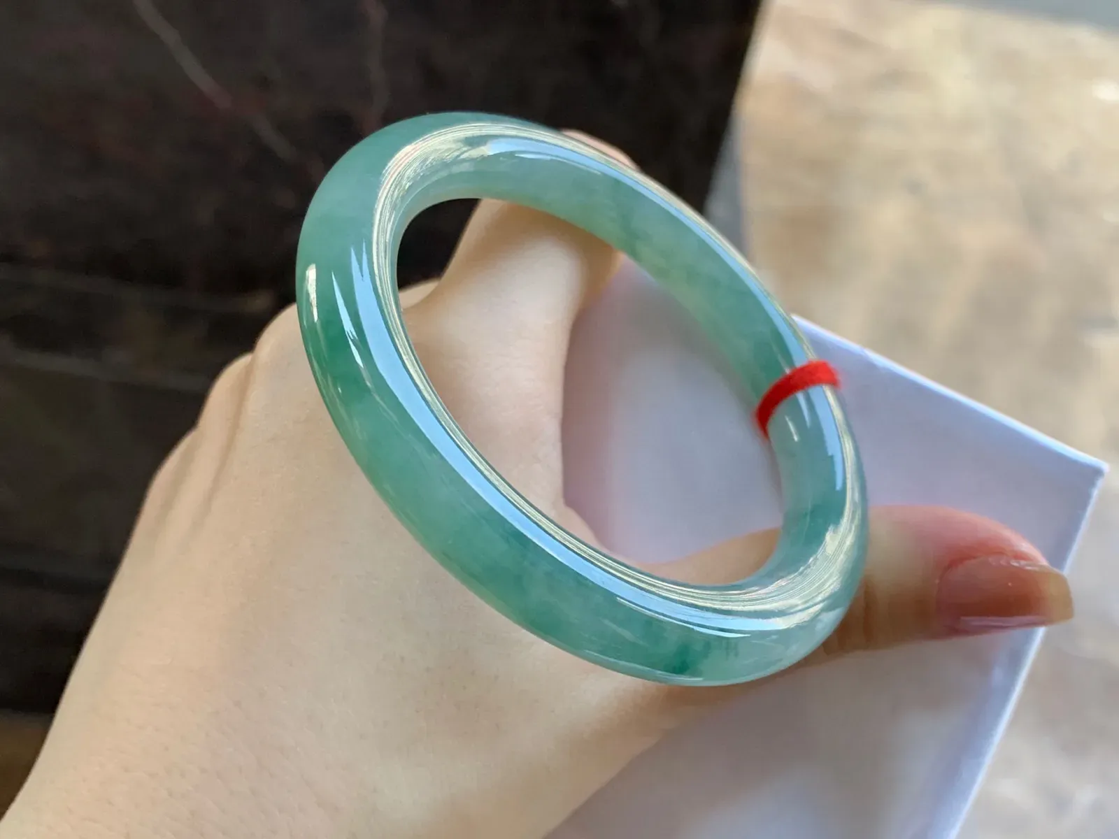 飘花圆条手镯
尺寸：54-9.6mm
种水好 有底色