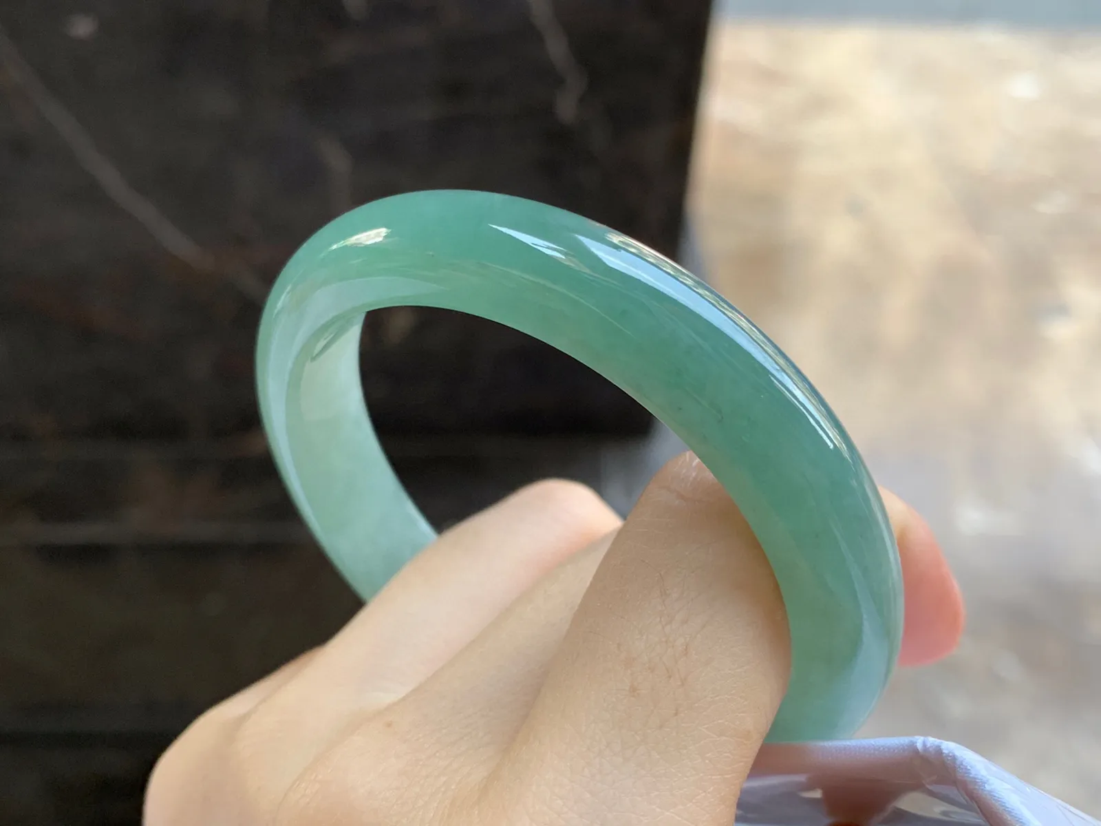 带底色手镯
尺寸：58.2-11.2-7.8mm
水润十足～很耐看的料子上手好看