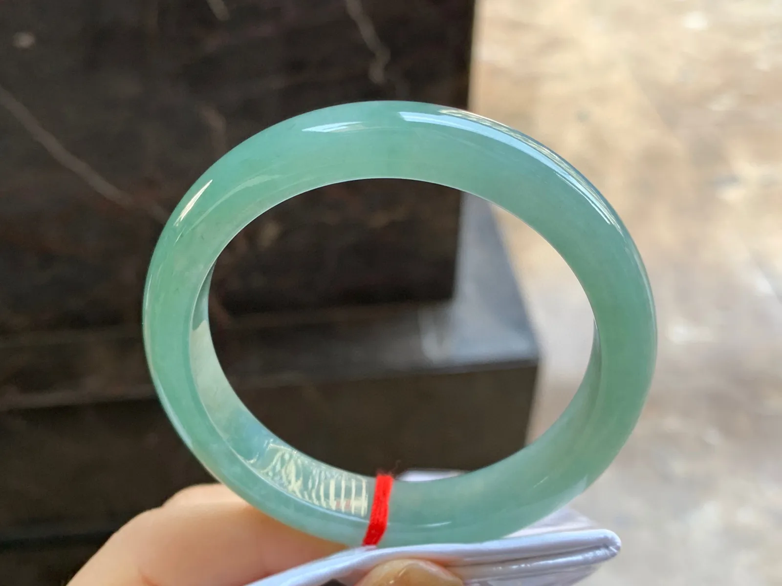 带底色手镯
尺寸：58.2-11.2-7.8mm
水润十足～很耐看的料子上手好看