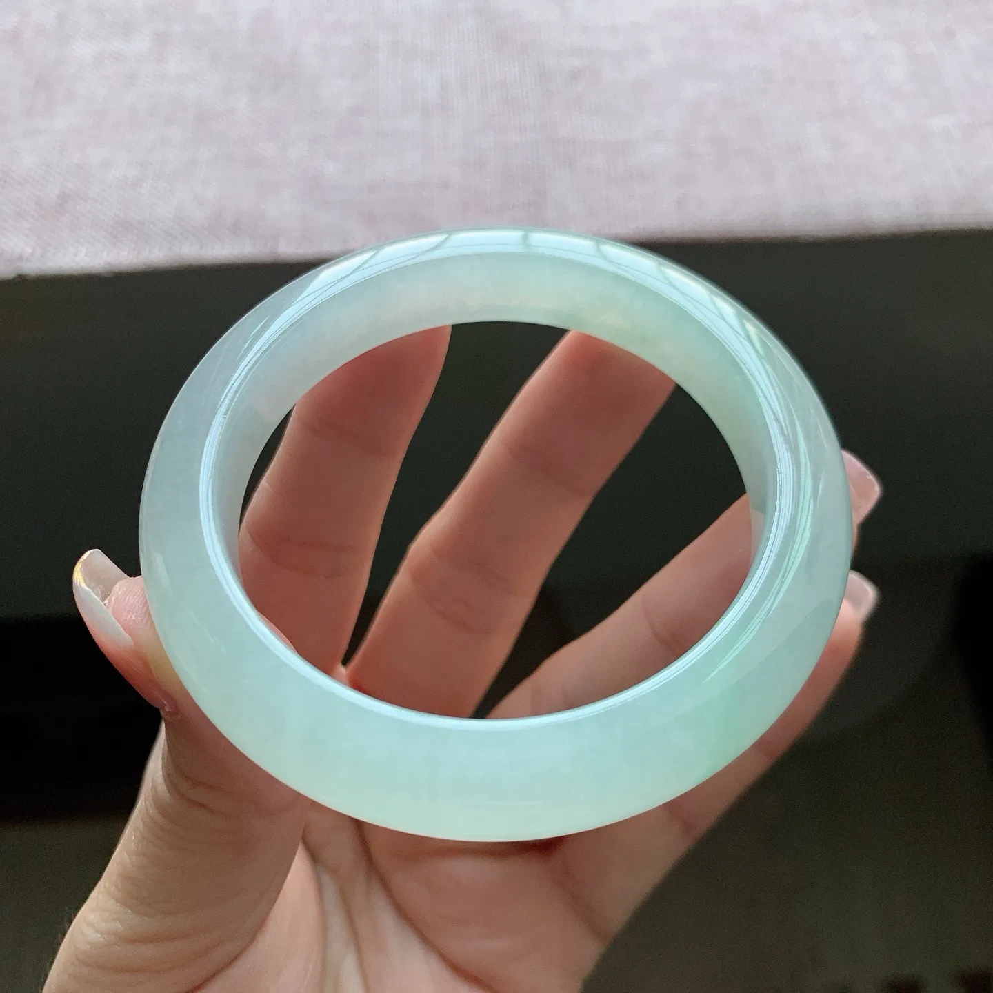 55-56圈口。自然光实拍，老坑冰胶甜绿正圈翡翠手镯，尺寸:56-10.8-9mm，无纹裂，重量58.85g，