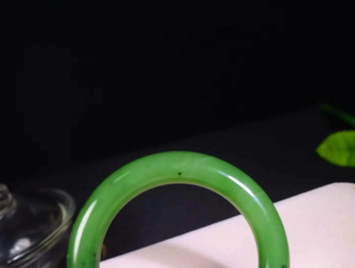 【碧色荡漾】

精品️和田玉碧玉胖圆条手镯，红皮老料 玉质极其细腻温润，手感舒适，款式美观大气️线条流畅，简约大气，美自天成，佩戴于腕间，婉约之美，举手投足间透出那份低调奢华，醉人心扉。

重71.2克 内径圈口57mm尺寸11.7mm   l62470681925