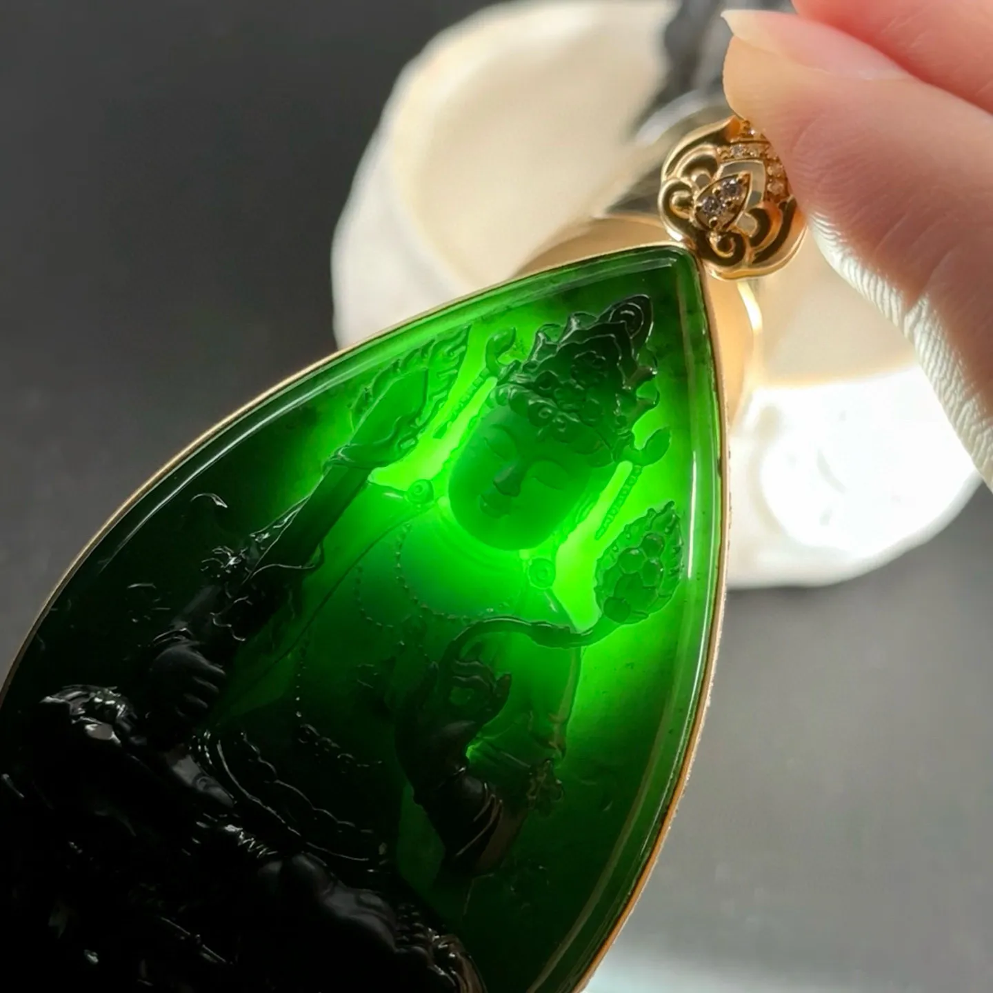 精品18k墨翠虚空藏菩萨 种好色正 黑度极好 打灯通透 油性十足 尺寸81