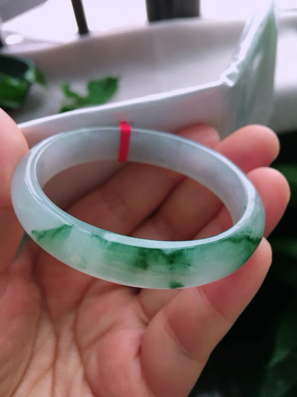 圈口56/48.8，贵妃手镯，正圈54可戴，飘花，玉质冰润细腻，尺寸56-12.3-6.3mm