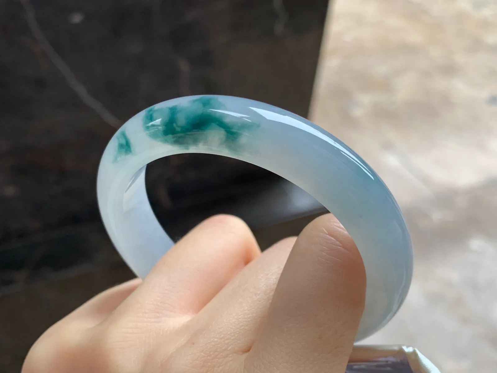飘花手镯
尺寸：54.8-12-8.2mm
肉质细腻水润～上手漂亮