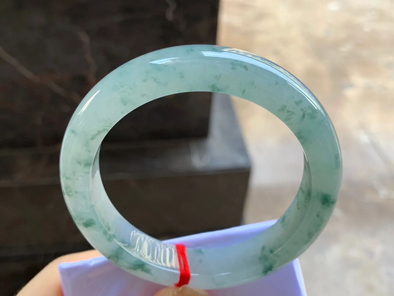 飘花手镯
尺寸：57-12.5-9.6mm
种水好 飘花浓郁上手好看