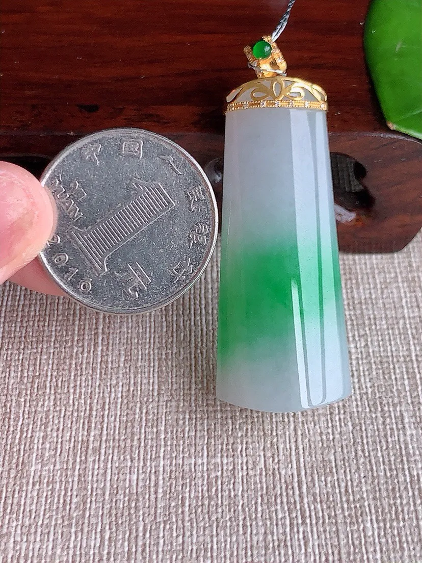 a货翡翠老坑冰种18K金镶嵌飘绿无事牌吊坠 尺寸44.7×17.6×10.4mm 重量16.88g 0619