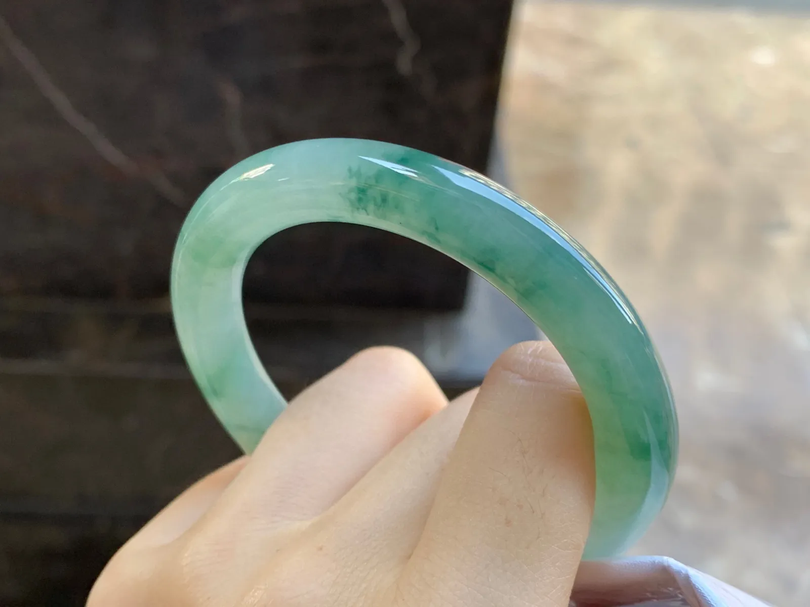 飘花圆条手镯
尺寸：54-9.6mm
种水好 有底色