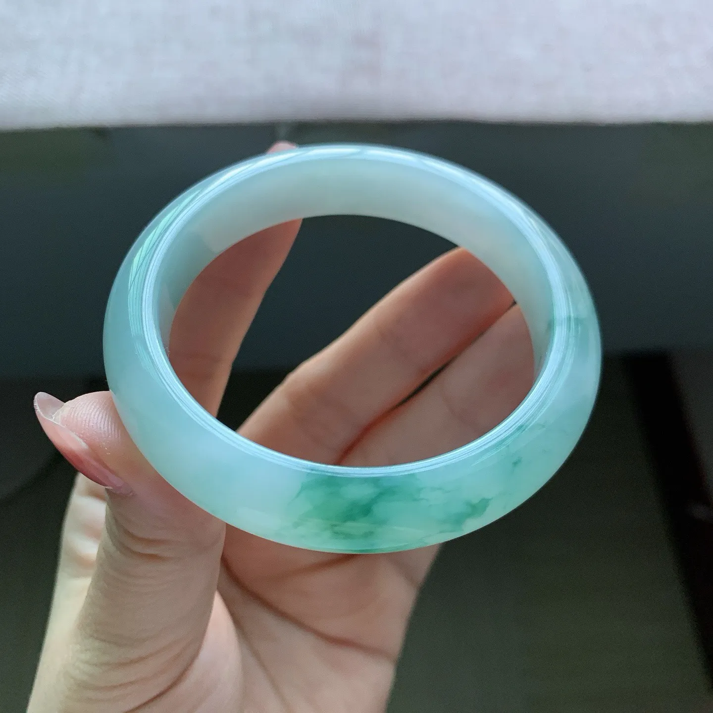 55 56圈口，自然光实拍，老坑冰胶飘花正圈翡翠手镯，尺寸:55.8-12-8mm，无纹裂重量55.31