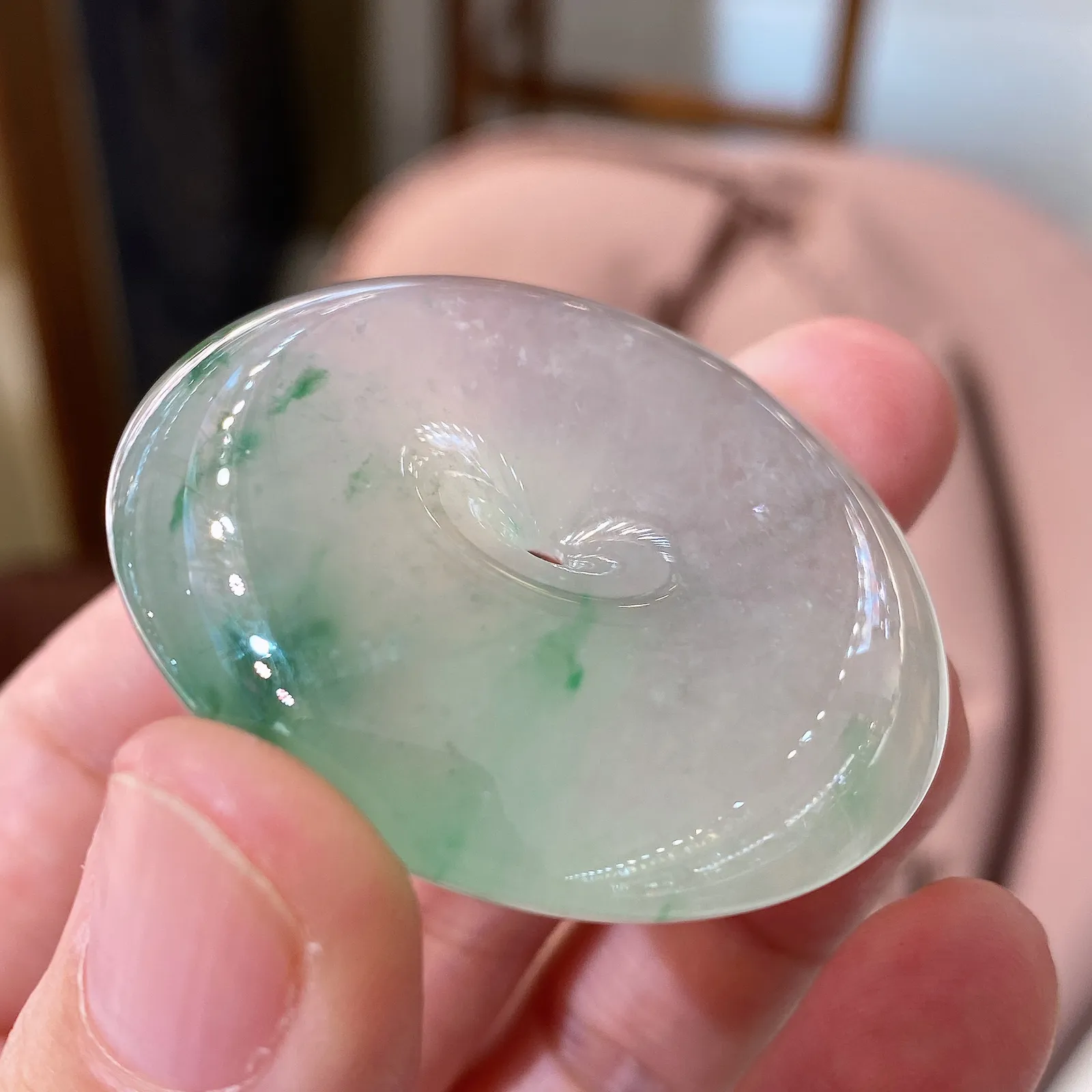 【冰种飘花大平安扣】厚装大扣，质地细腻，冰润十足，种老冰透，荧光闪耀