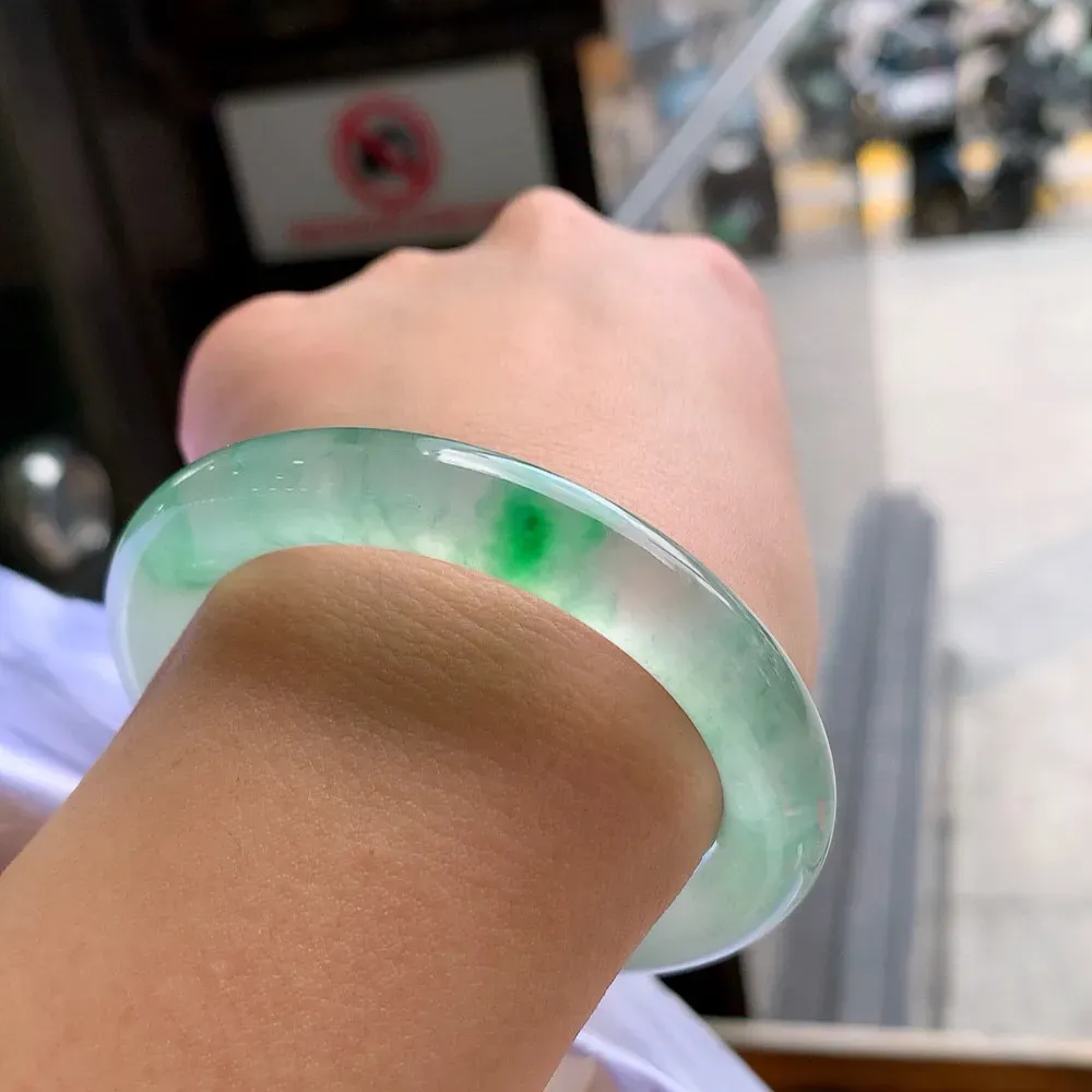 圆条玻璃种阳绿 无瑕 尺寸:51.8/9.2 种色俱佳