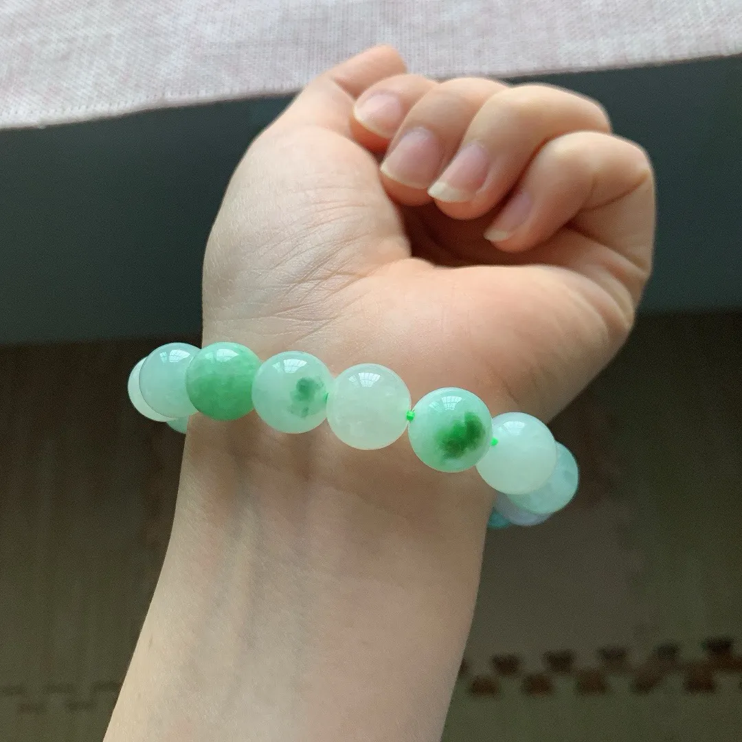 自然光实拍，老坑冰润飘绿翡翠手串手链，尺寸:17颗×13mm，重量57.14