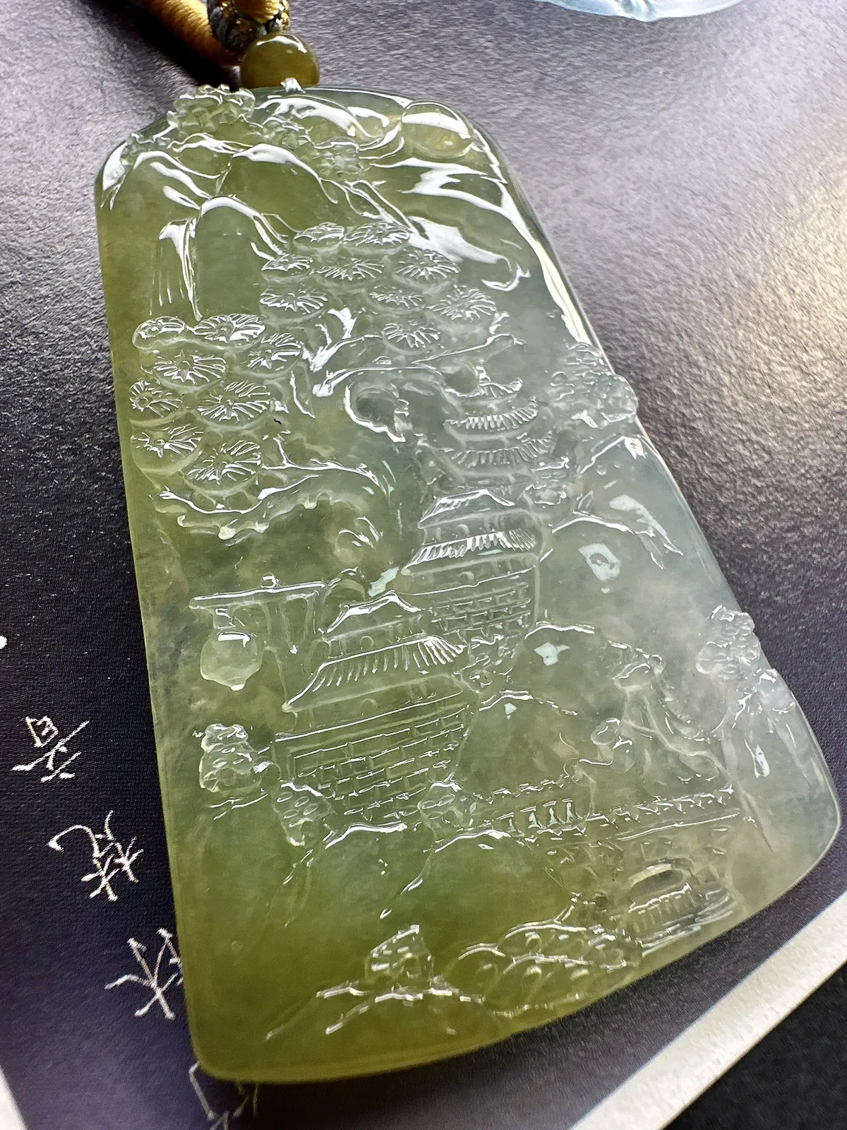 【冰种黄翡山水】种地很不错，冰感十足，通透度好，画面感强烈，稀有的好山水