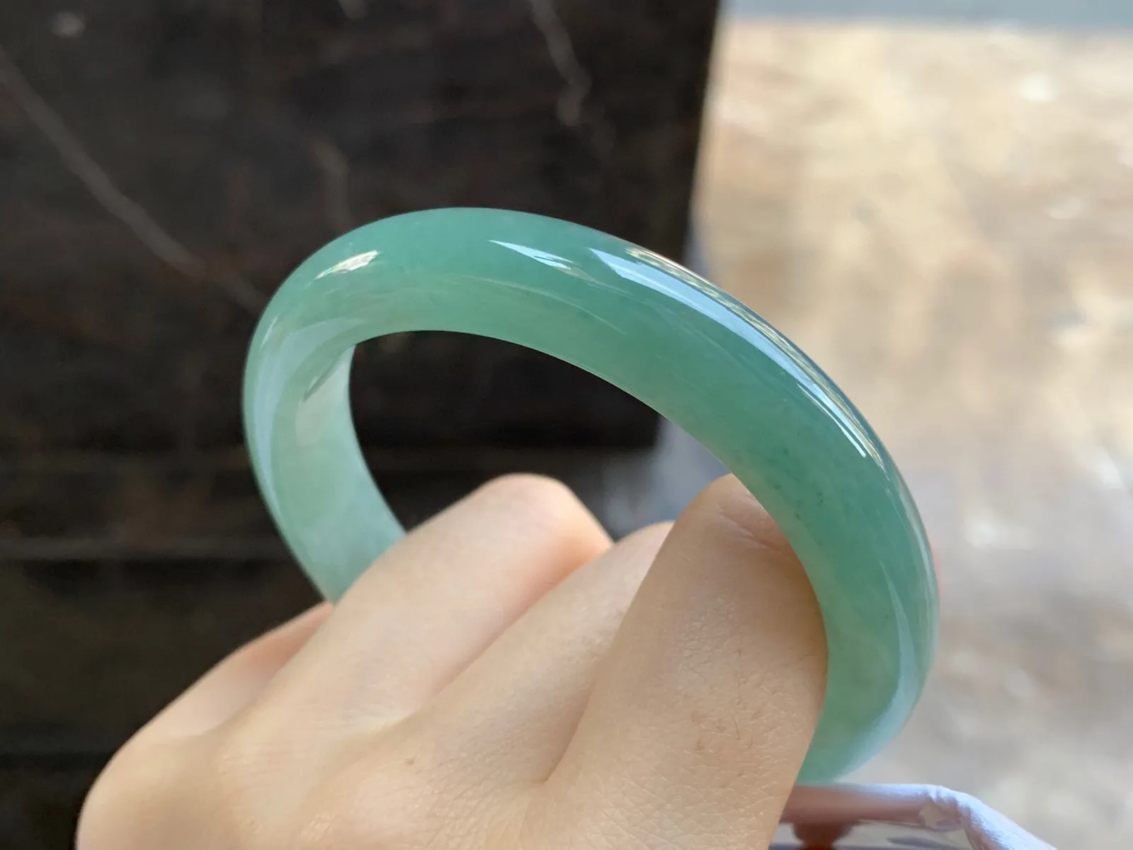 带底色手镯
尺寸：58.2-11.2-7.8mm
水润十足～很耐看的料子上手好看