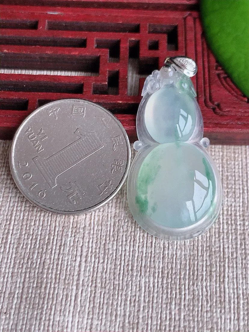 a货翡翠老坑冰种18K金扣头飘花葫芦吊坠 尺寸36.7×19.4×5.5mm 重量5.32g 0619