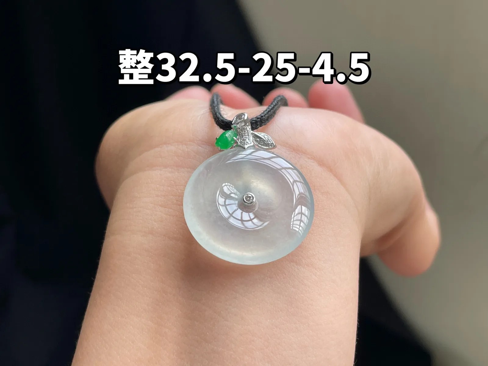 18K 冰种·平安扣

整32.5-25-4.5