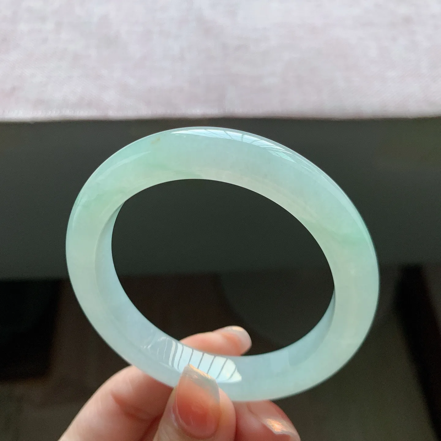 55-56圈口。自然光实拍，老坑冰胶甜绿正圈翡翠手镯，尺寸:56-10.8-9mm，无纹裂，重量58.85g，