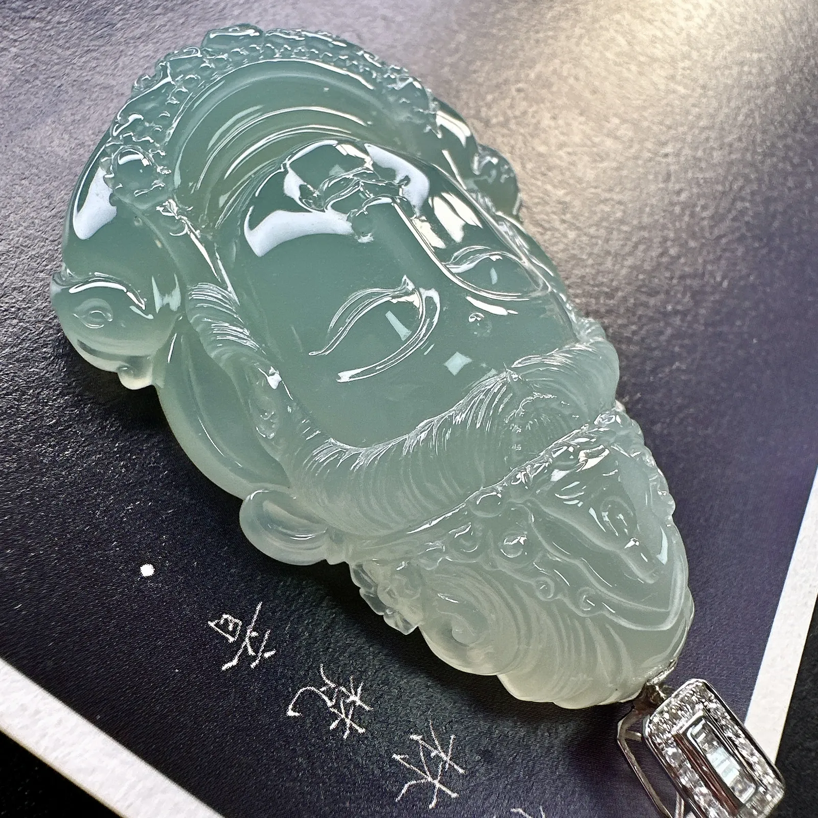 【冰种观音首吊坠】料子通透闪亮，质地致密，种老起强胶感，玻璃光泽强烈。人物面部开脸生动，雕刻很精细，表情端庄祥和。料子纯净，18K金钻镶嵌，裸石尺寸53.5*38*11.8毫米
