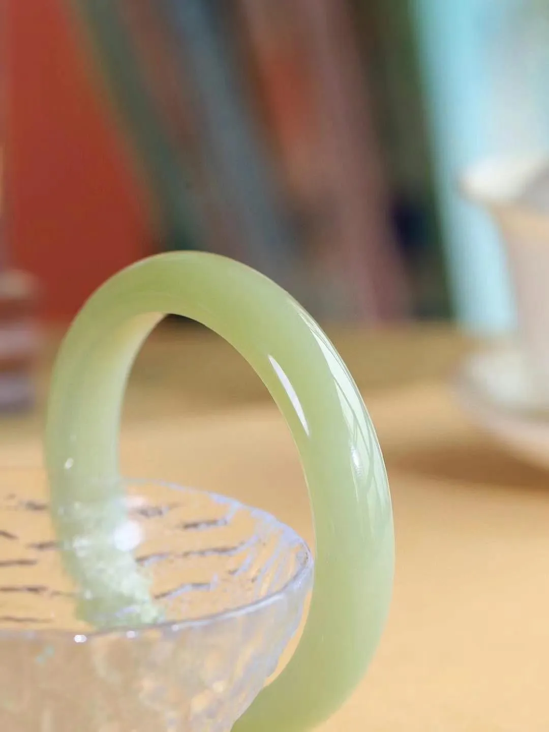 【温润于心.手镯】

精品️和田玉晴水手镯，如晴水般清澈，似晴空般纯净。每一缕纹理都诉说着大自然的馈赠，温润细腻，触手生温。佩戴它，仿佛将一片宁静的晴水湖戴在腕间，优雅从容，气质非凡。重53克  尺寸56-13-8.6mm  89502253A