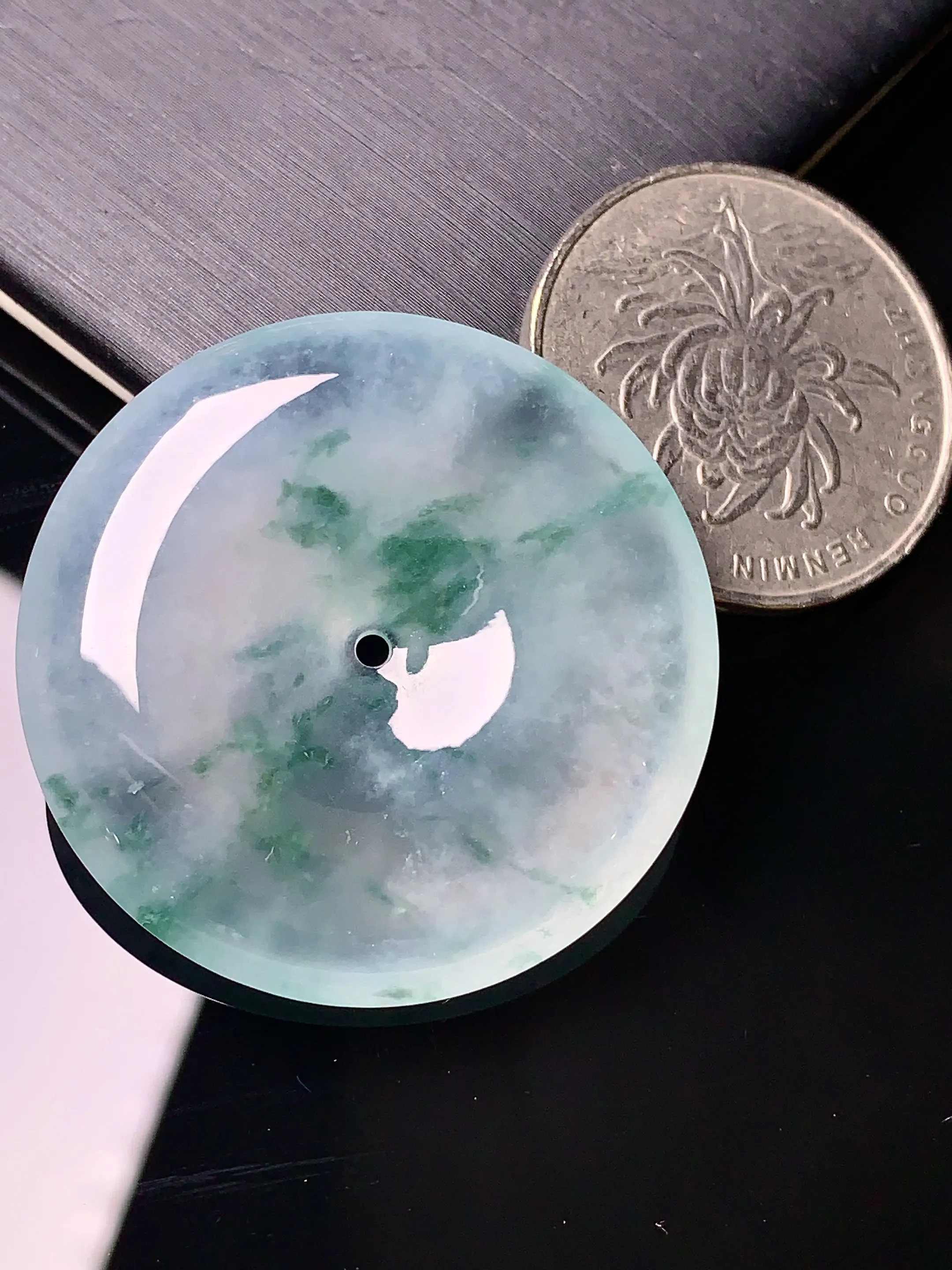 冰种飘绿平安环吊坠 玉质细腻 色泽艳丽 整体尺寸34*5.8