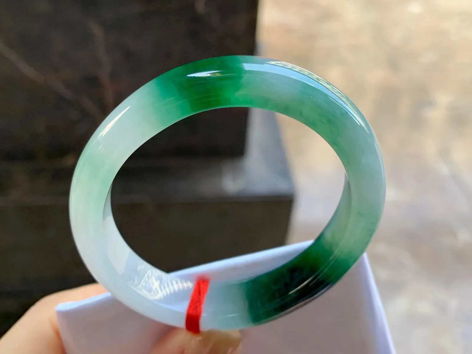 绿花贵妃镯
尺寸：52.5-11.5-7.5mm
肉质细腻干净～正圈50 51可以戴