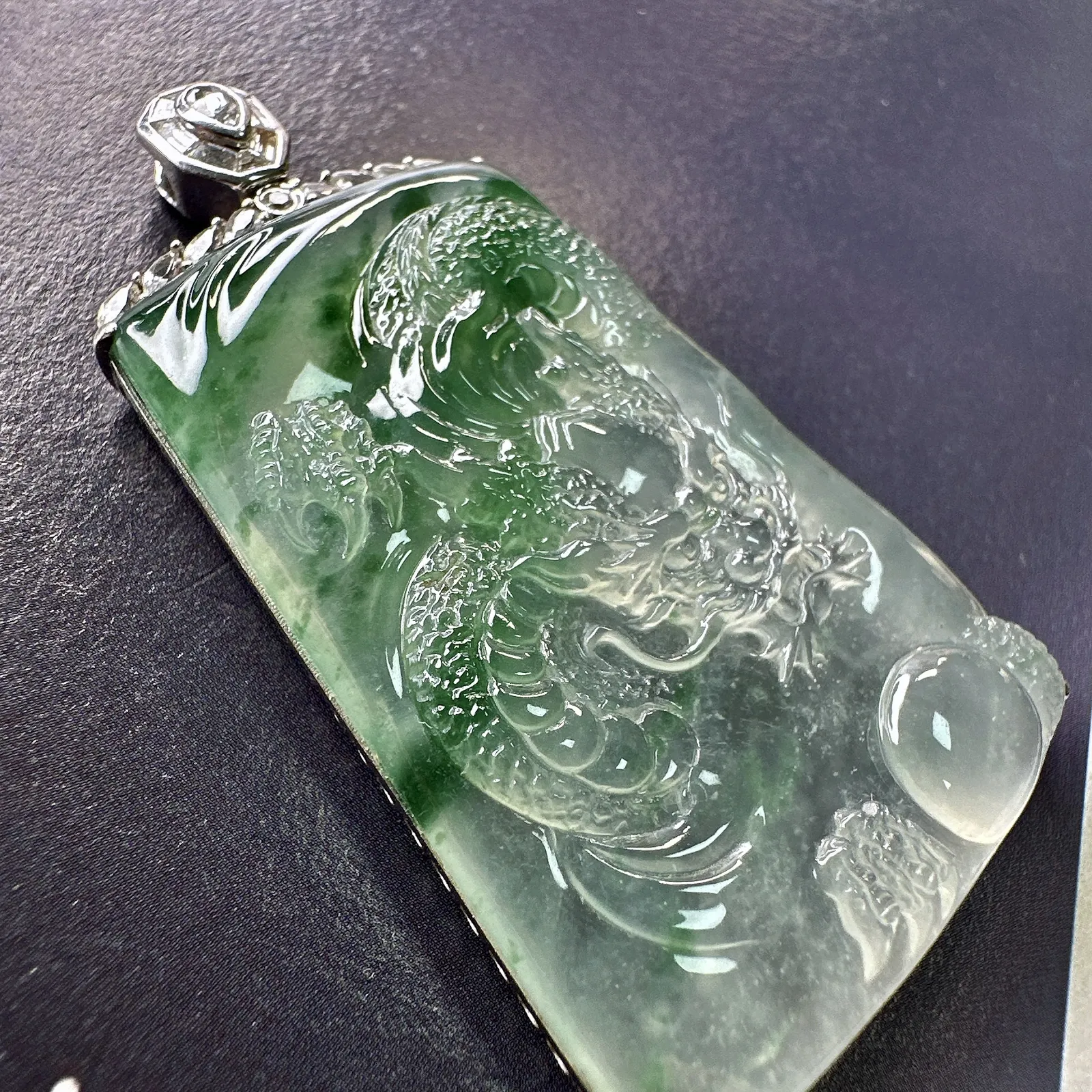 【冰种飘绿龙牌】古龙作品，神龙护主，质地细腻，起胶感，生肖佩戴，18k金钻镶嵌，裸石尺寸42.8*30.6*5.7毫米
