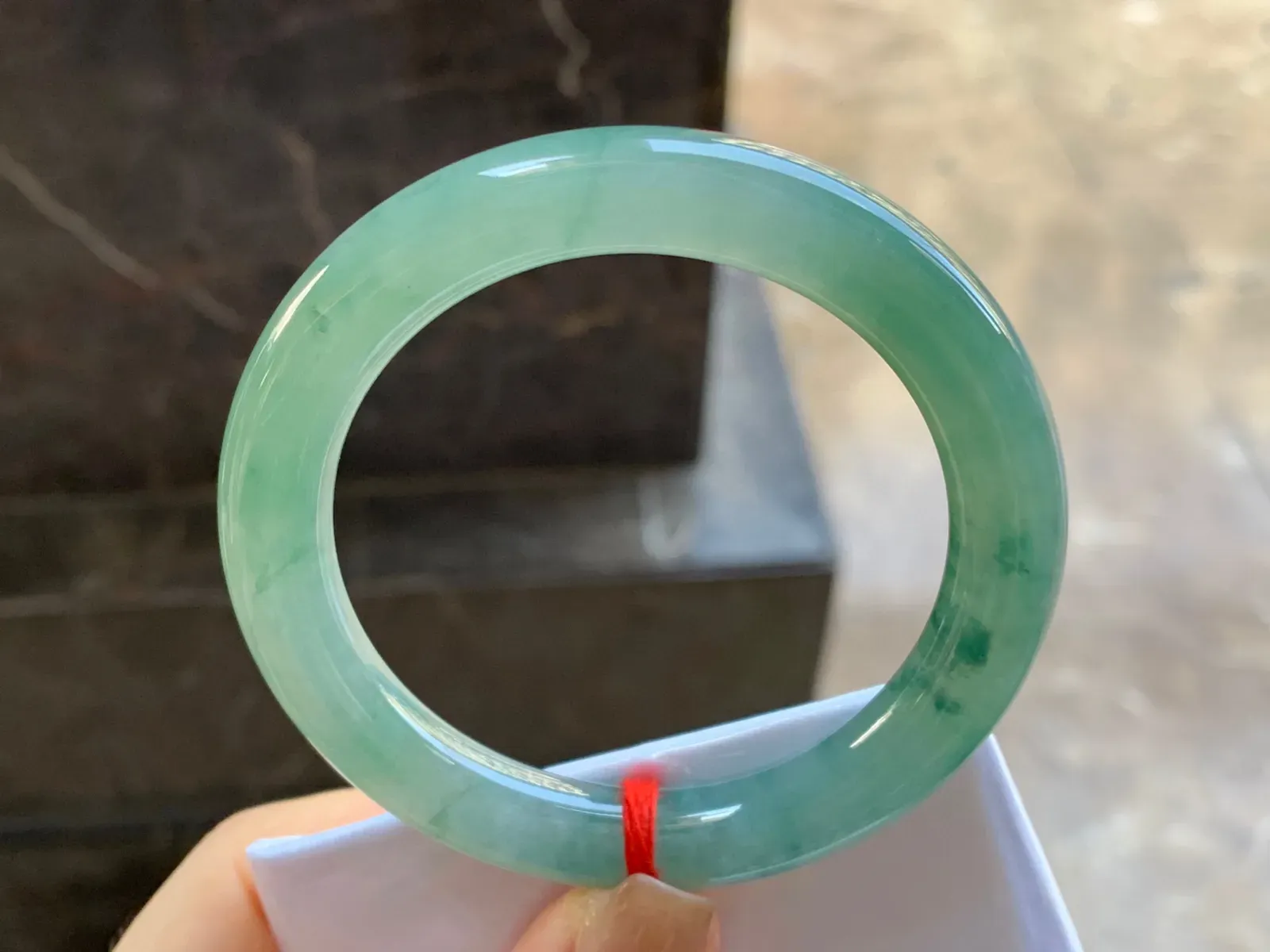 飘花圆条手镯
尺寸：54-9.6mm
种水好 有底色