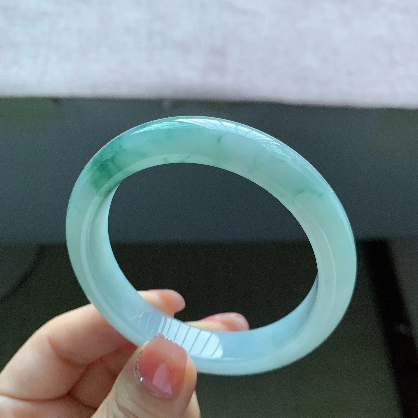 55 56圈口，自然光实拍，老坑冰胶飘花正圈翡翠手镯，尺寸:55.8-12-8mm，无纹裂重量55.31