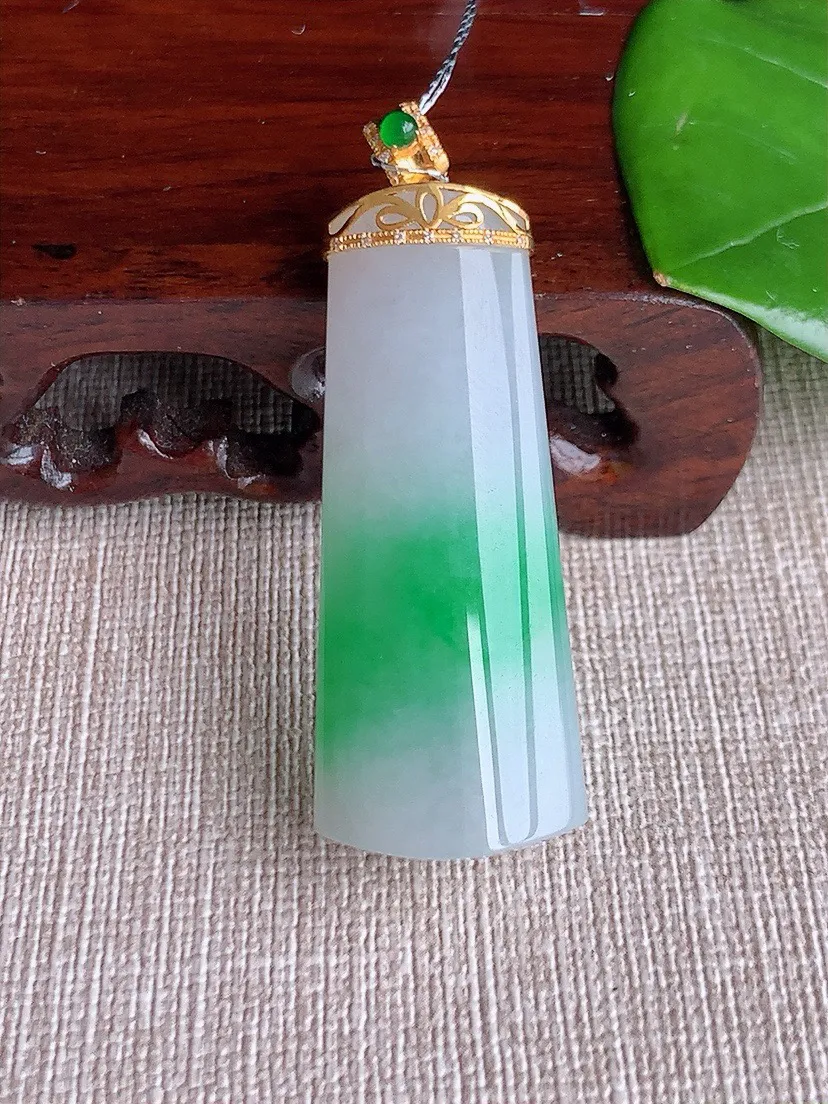 a货翡翠老坑冰种18K金镶嵌飘绿无事牌吊坠 尺寸44.7×17.6×10.4mm 重量16.88g 