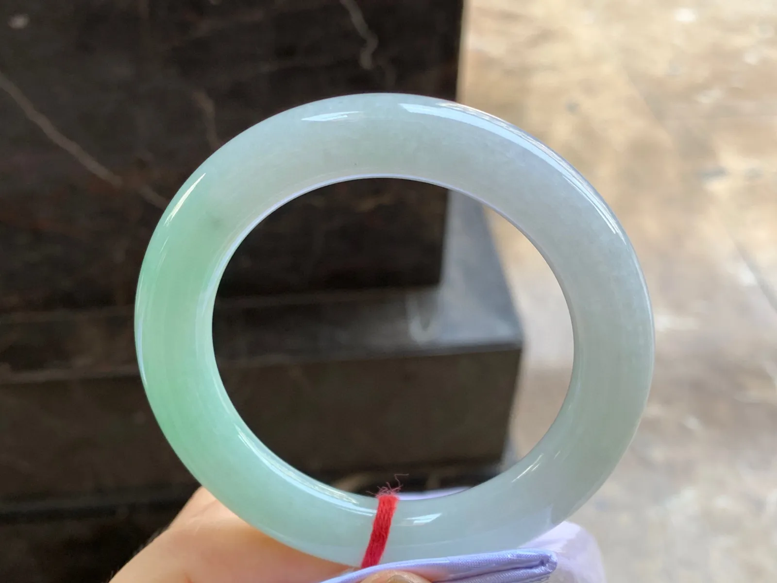 带色圆条手镯
尺寸：58-11.3-12.3mm
肉质细腻干净～小清新