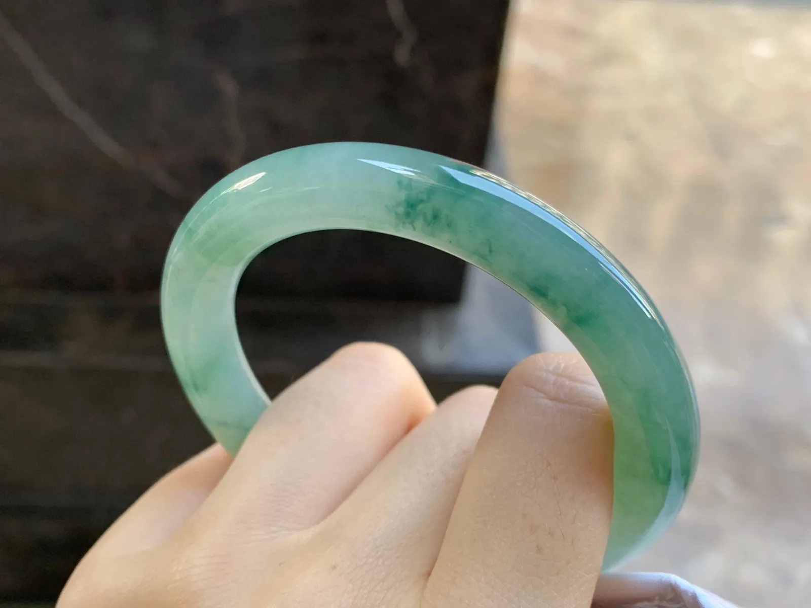飘花圆条手镯
尺寸：54-9.6mm
种水好 有底色