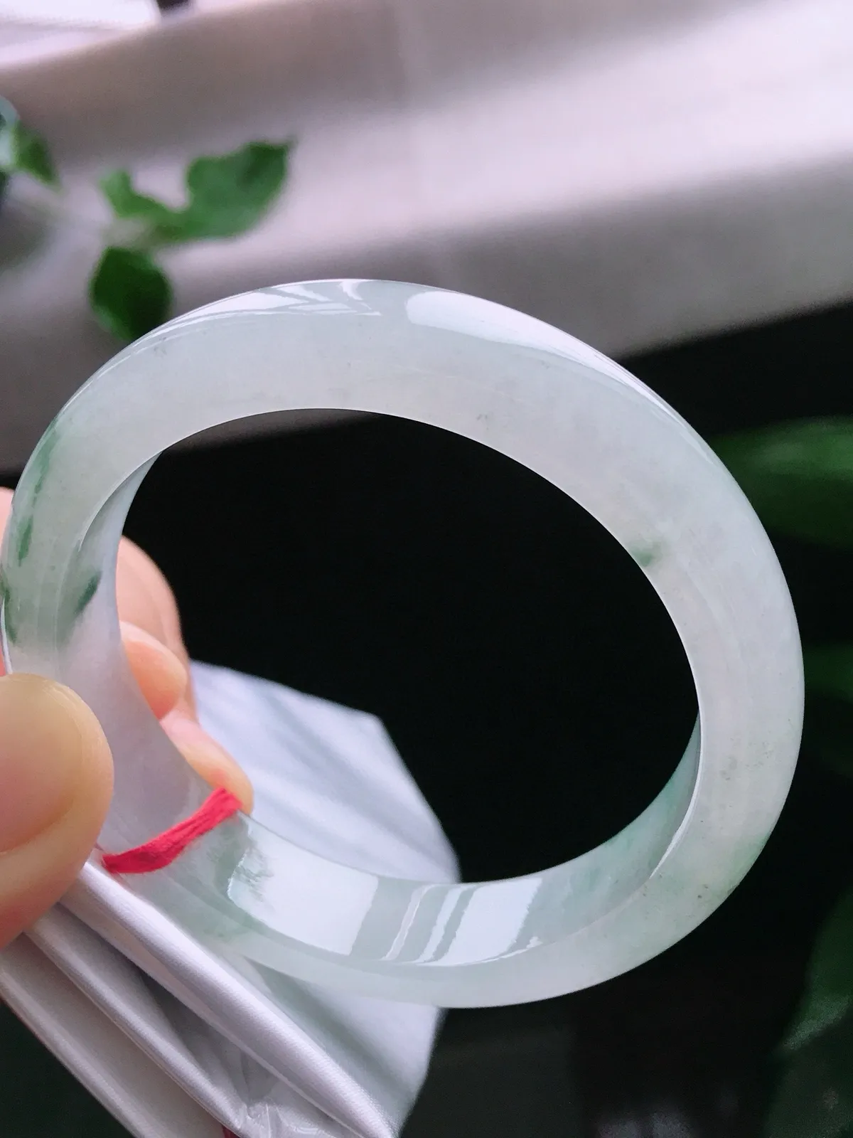 圈口56.3，正圈手镯，飘花，玉质冰润细腻，尺寸56.3-13.2-7.8mm