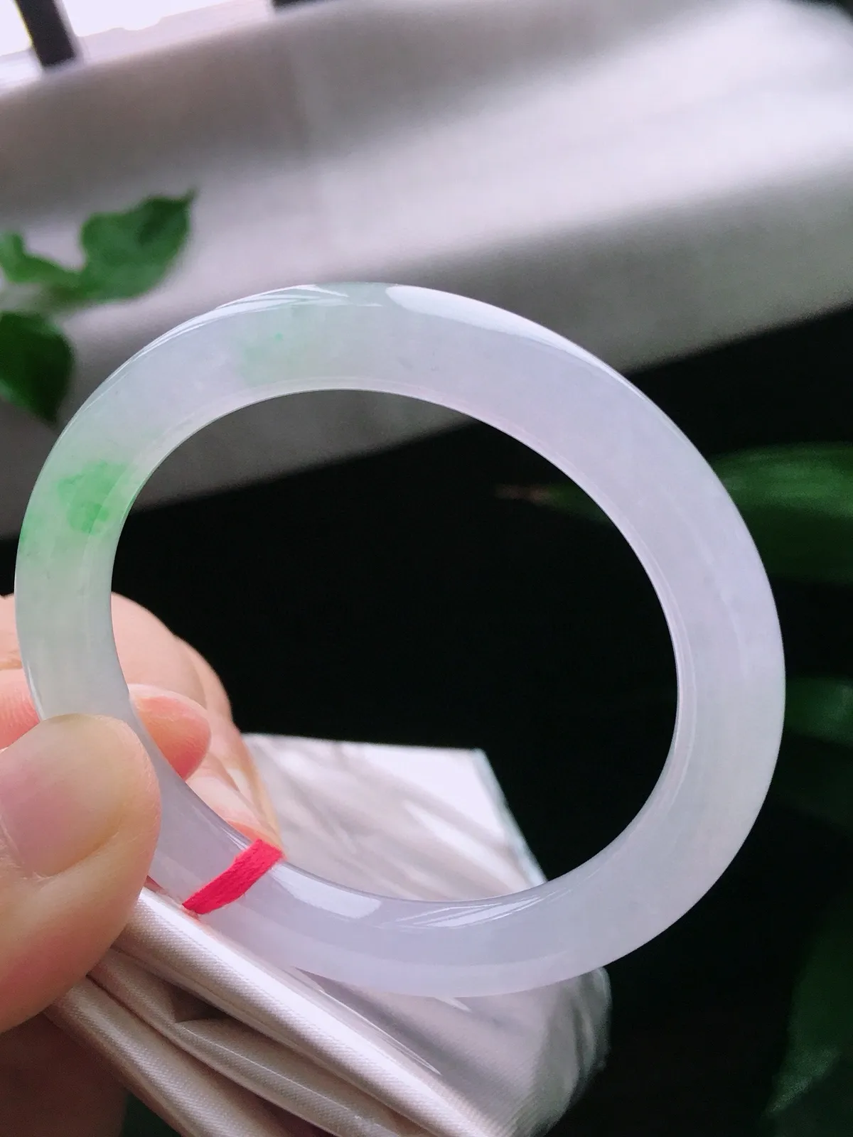 圈口53，圆条手镯，小圈口，春彩，玉质冰润细腻，种水好，尺寸53-8.9-7.8mm