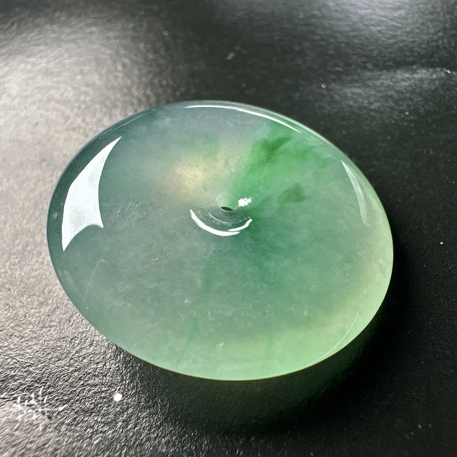 【冰种飘绿平安扣】质地非常细腻，冰润十足，种老冰透，荧光闪耀