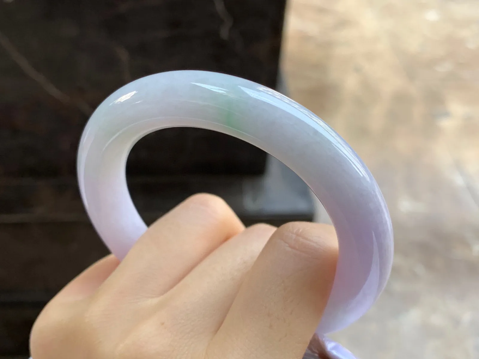淡春彩圆条手镯
尺寸：56.7-11.8mm
肉质细腻干净～小清新