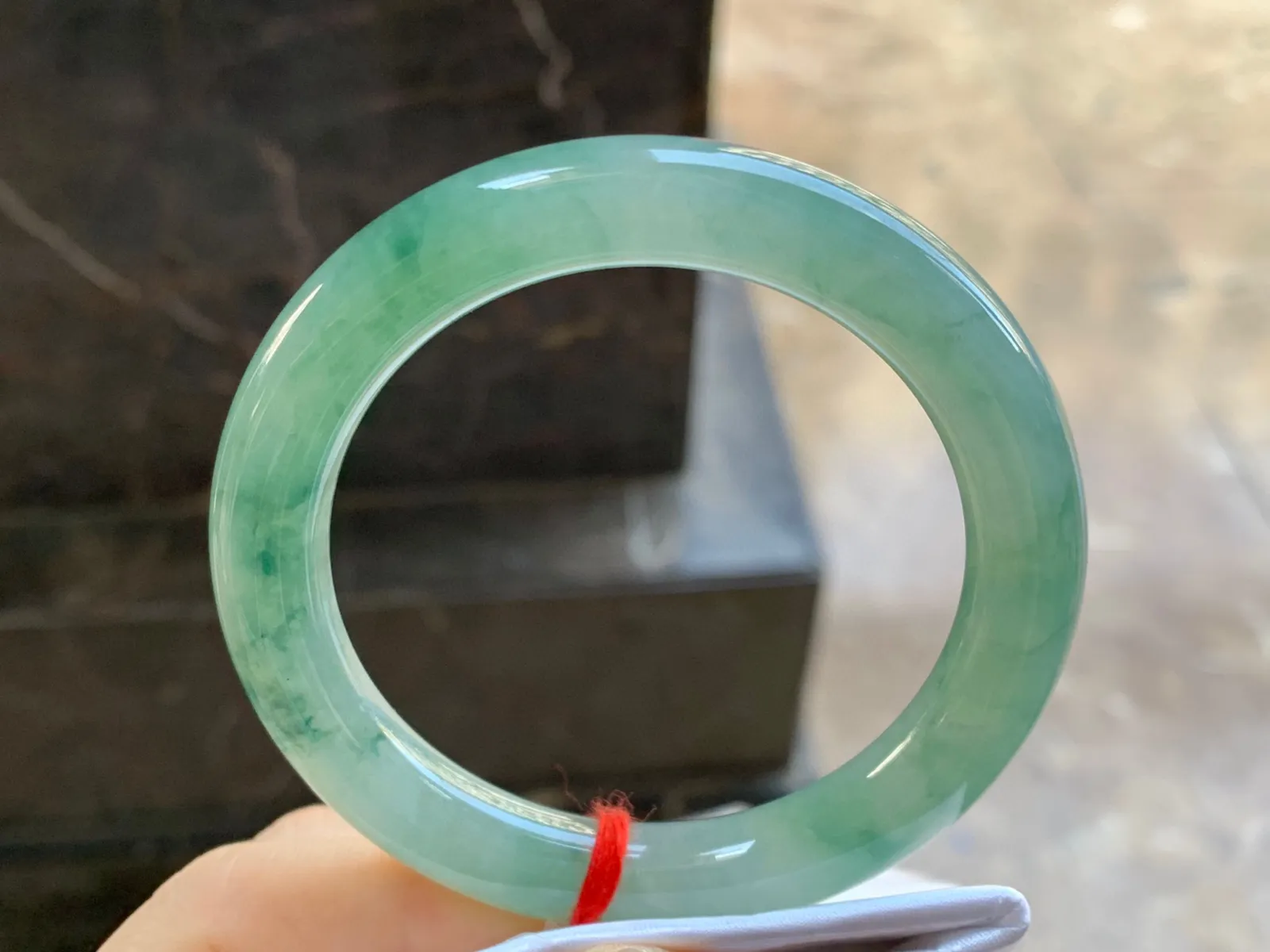 飘花圆条手镯
尺寸：54-9.6mm
种水好 有底色