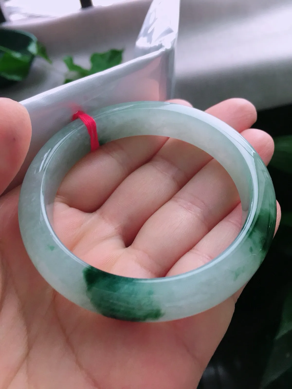 圈口57.3，正圈手镯，飘花，玉质水润细腻，尺寸57.3-12.3-8mm