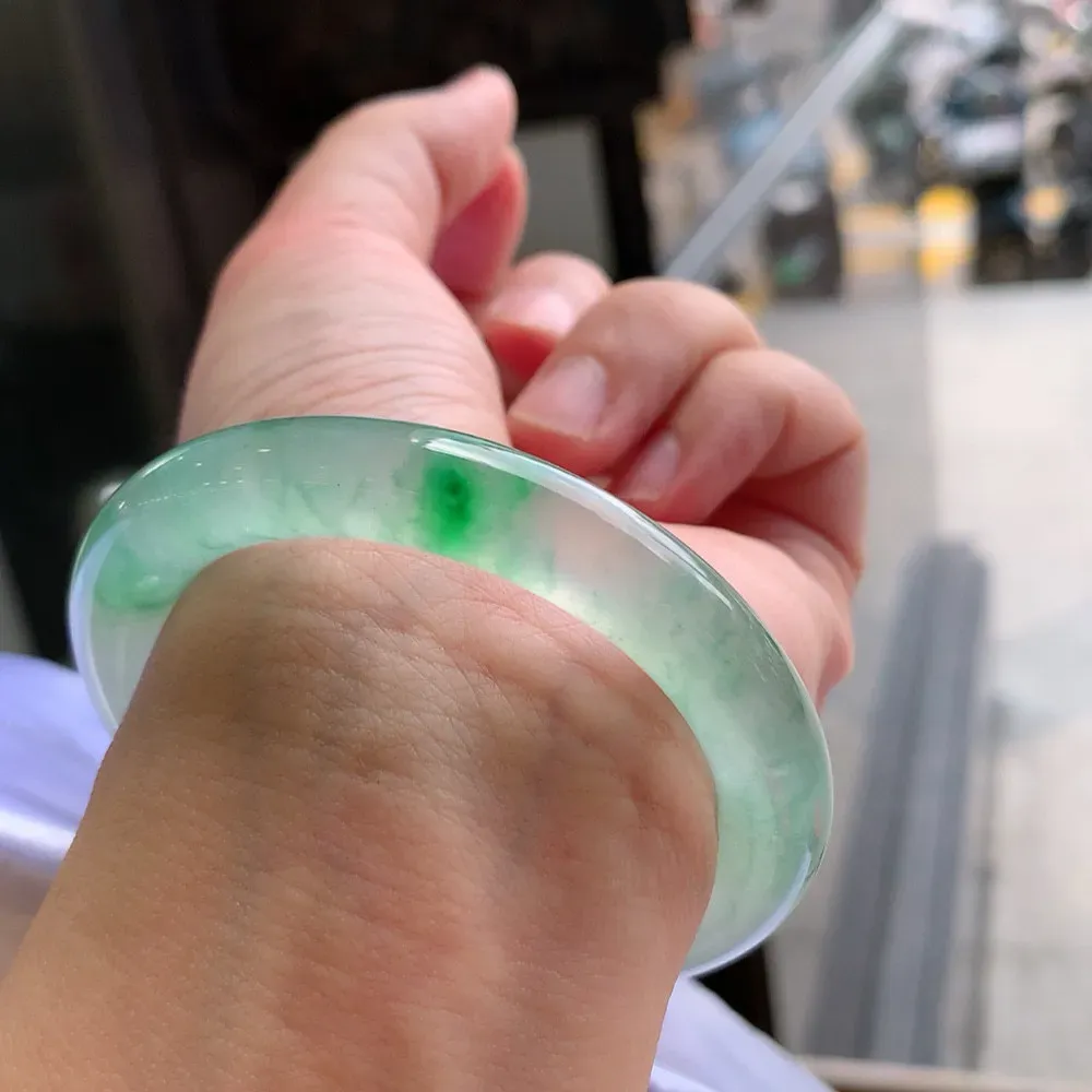 圆条玻璃种阳绿 无瑕 尺寸:51.8/9.2 种色俱佳