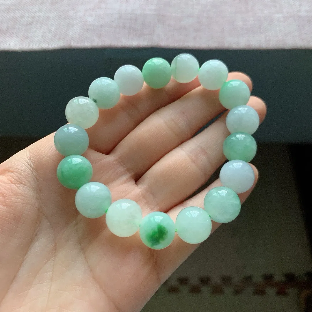 自然光实拍，老坑冰润飘绿翡翠手串手链，尺寸:17颗×13mm，重量57.14