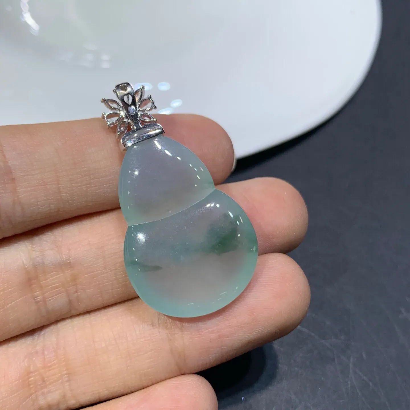 冰润飘绿葫芦吊坠 整体尺寸37-20-6.3毫米