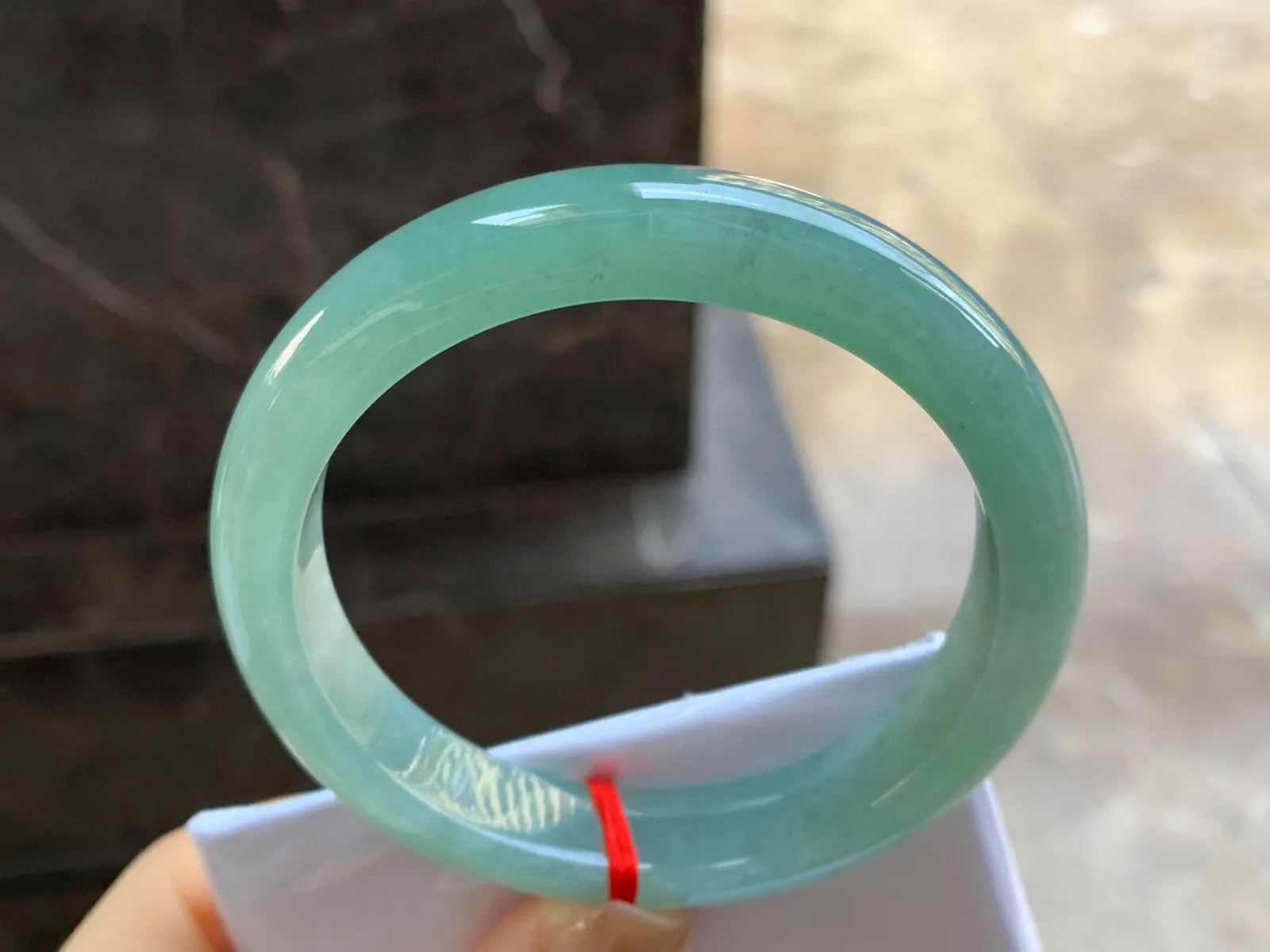 带底色手镯
尺寸：58.2-11.2-7.8mm
水润十足～很耐看的料子上手好看