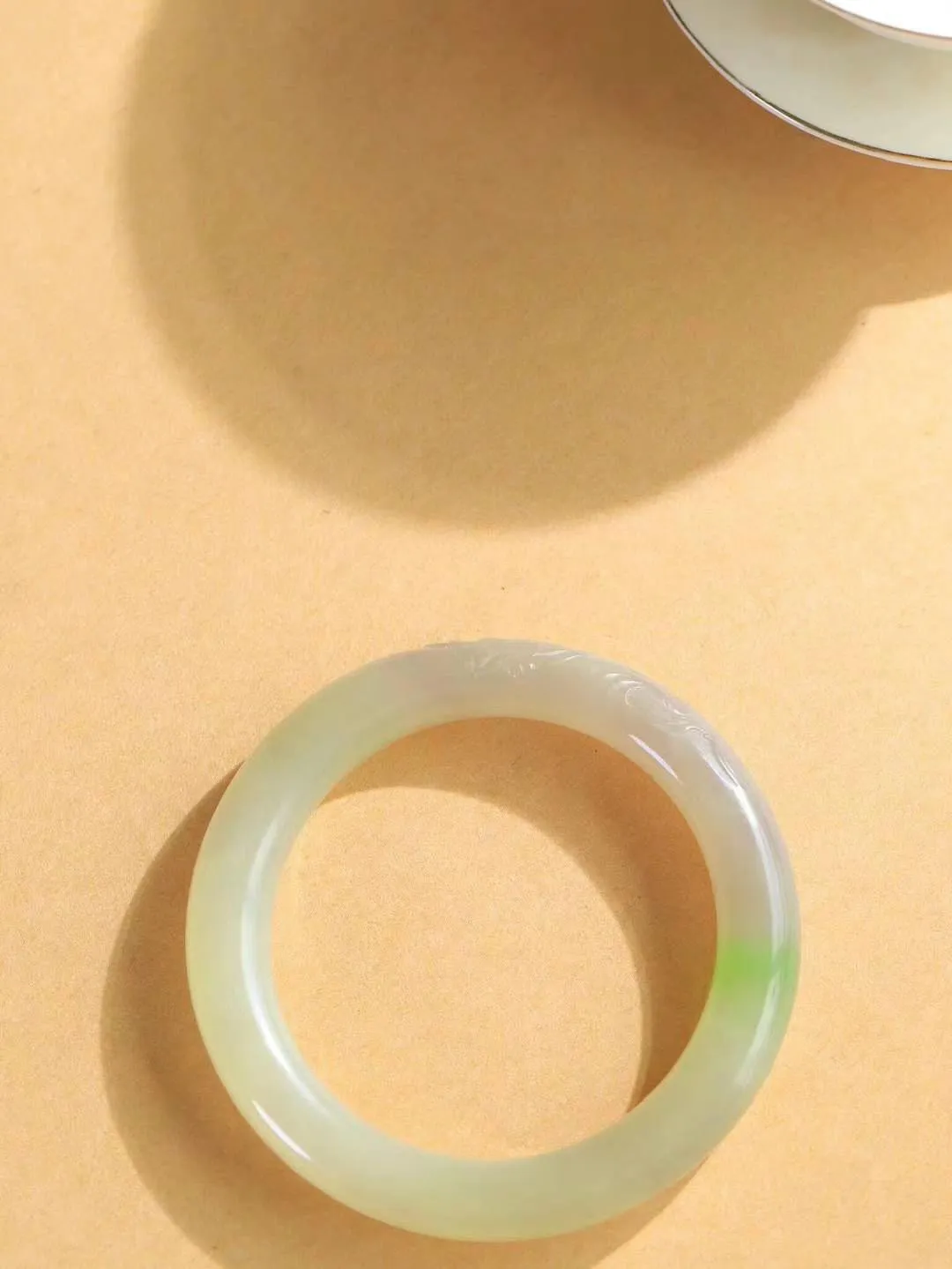【荷韵.手镯】

收藏级臻品️和田玉烟紫翠青双色手镯 玉质温润细腻 手感舒适，高华雅逸，线条流畅 素雅高贵。佩戴于腕间，婉约之美，举手投足间透出那份低调奢华。重59.5克 尺寸56.5-11.2-10mm FDA-69502279