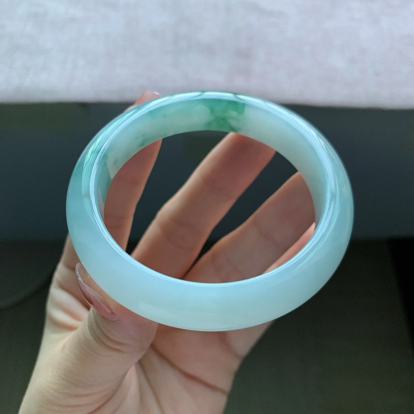 55 56圈口，自然光实拍，老坑冰胶飘花正圈翡翠手镯，尺寸:55.8-12-8mm，无纹裂重量55.31