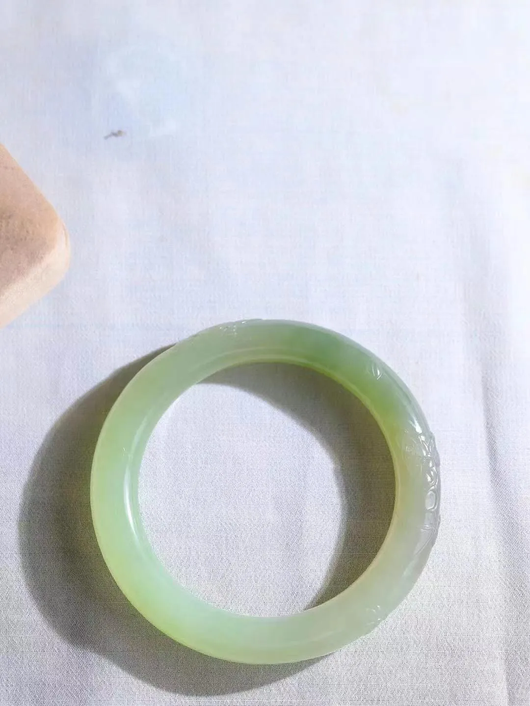 【花开富贵.手镯】

精品和田玉三色花开富贵圆条手镯 玉质莹润细腻 镯身雕琢盛放的牡丹，笔触细腻流畅