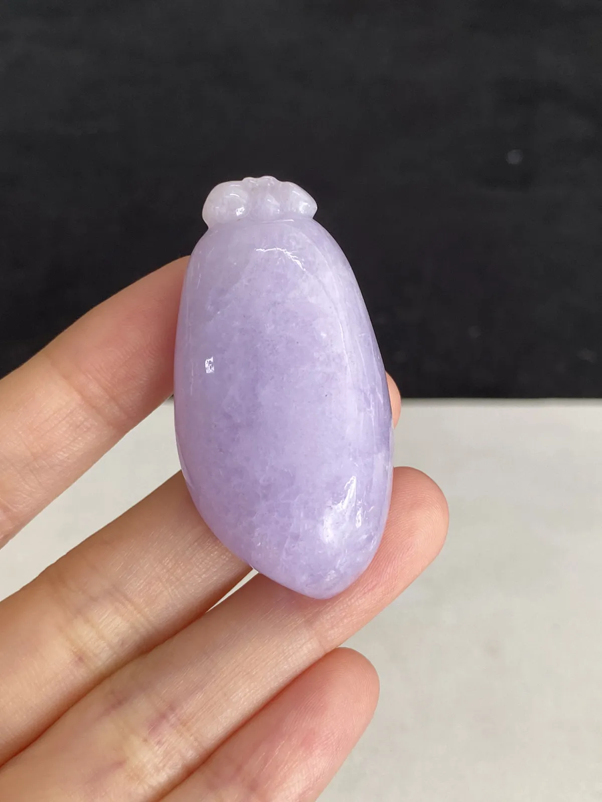 翡翠糯化种淡紫色福瓜
紫罗兰吊坠