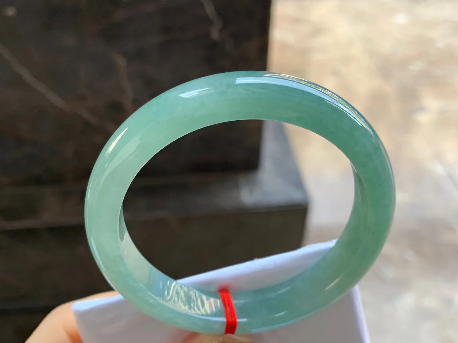 带底色手镯
尺寸：58.2-11.2-7.8mm
水润十足～很耐看的料子上手好看
