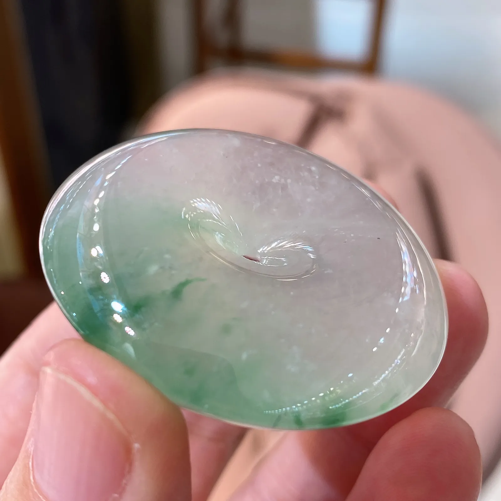 【冰种飘花大平安扣】厚装大扣，质地细腻，冰润十足，种老冰透，荧光闪耀