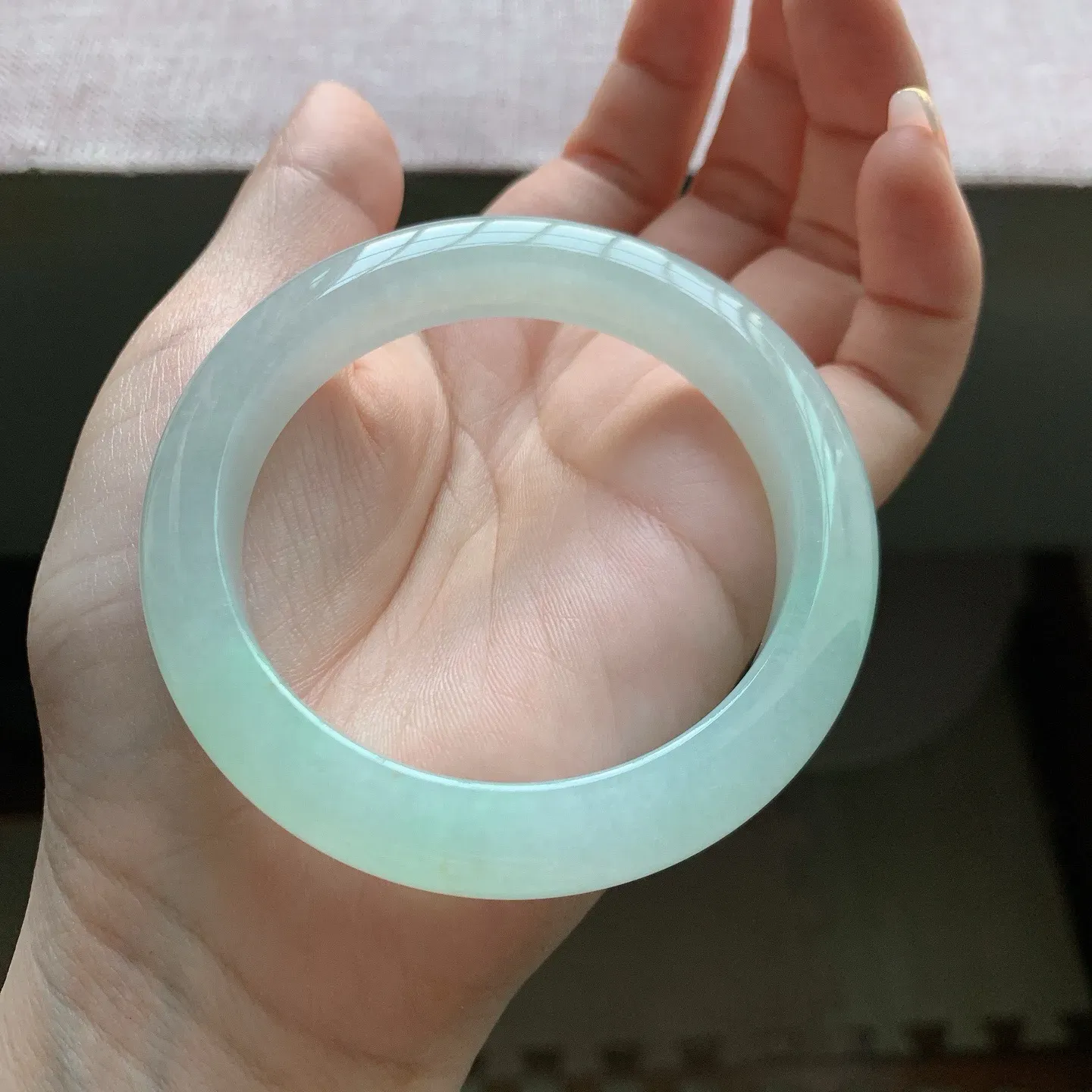 55-56圈口。自然光实拍，老坑冰胶甜绿正圈翡翠手镯，尺寸:56-10.8-9mm，无纹裂，重量58.85g，