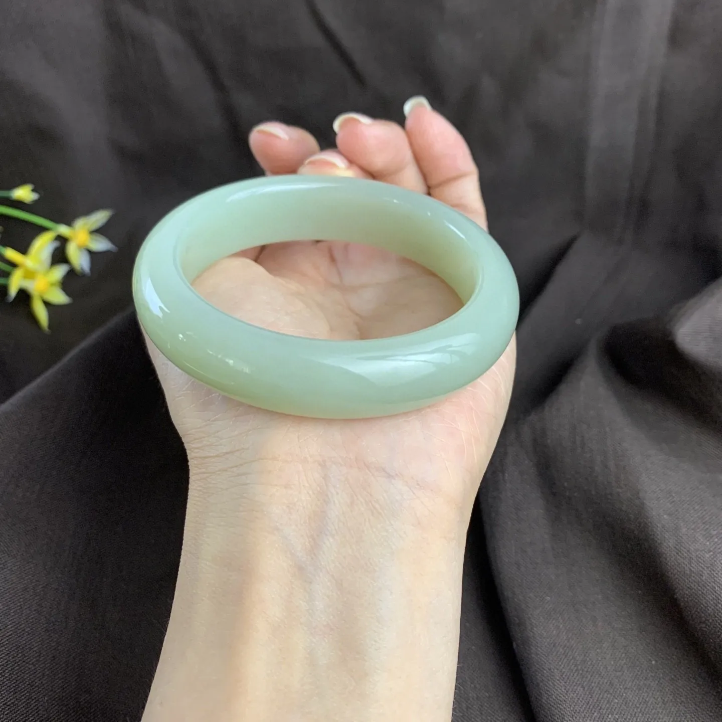 和田玉58圈口且末料手镯，圈口58宽15左右，玉质细腻油润 底色纯净 脂粉好，品质
