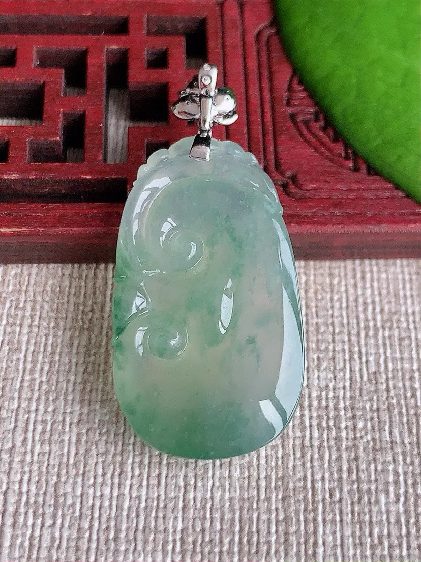 a货翡翠老坑冰种18K金扣头飘花如意吊坠 尺寸38.8×30.8×17.6×6.3mm 重量7.52